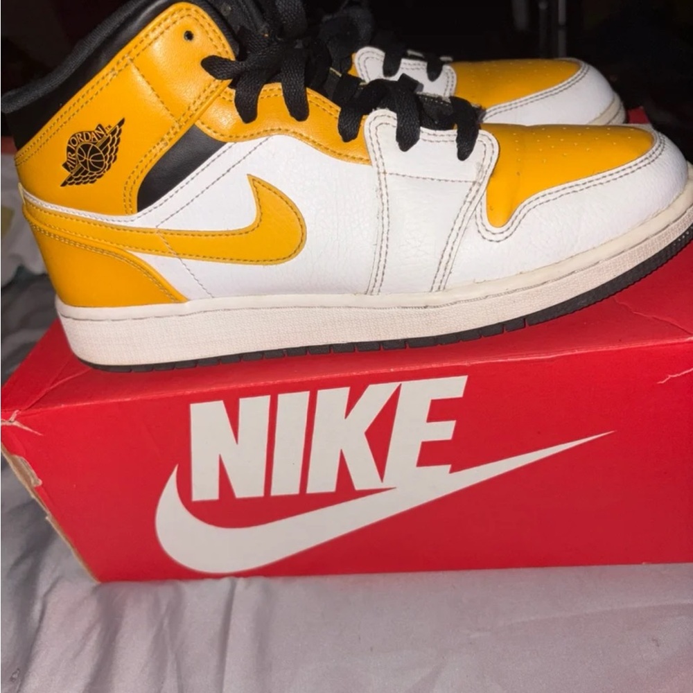 Size 7Y - Air Jordan 1 Mid (University Gold)